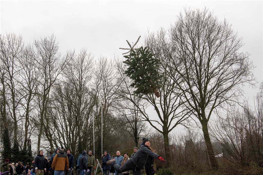 Zum ersten Mal fand in Sythen ein Wettbewerb im Weihnachtsbaum-Werfen statt. Das ist wahrlich nicht nur ein "Sport" für Männer - und für Teilnehmer und Zuschauer ein großer Spaß.