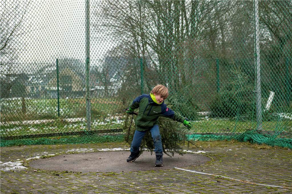 Zum ersten Mal fand in Sythen ein Wettbewerb im Weihnachtsbaum-Werfen statt. Das ist wahrlich nicht nur ein "Sport" für Männer - und für Teilnehmer und Zuschauer ein großer Spaß.