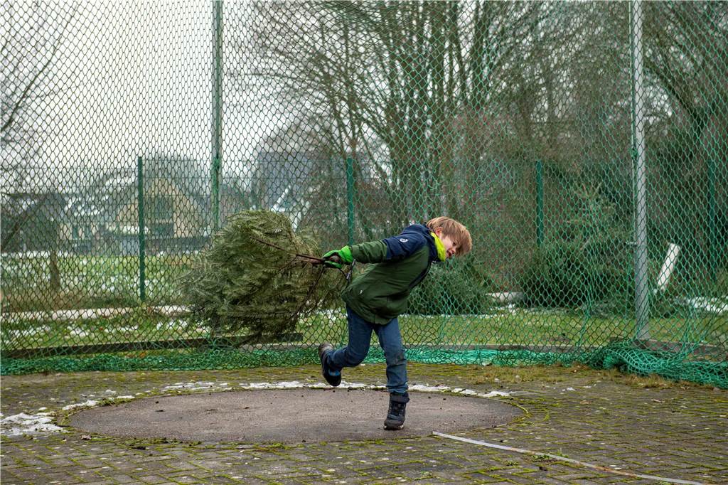 Zum ersten Mal fand in Sythen ein Wettbewerb im Weihnachtsbaum-Werfen statt. Das ist wahrlich nicht nur ein "Sport" für Männer - und für Teilnehmer und Zuschauer ein großer Spaß.