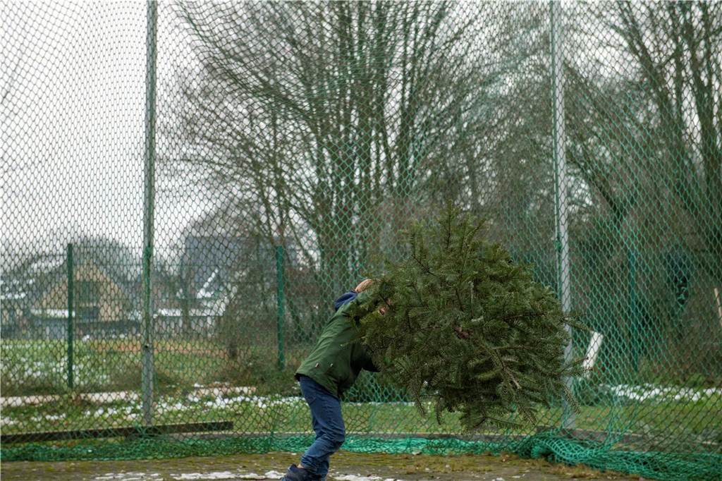 Zum ersten Mal fand in Sythen ein Wettbewerb im Weihnachtsbaum-Werfen statt. Das ist wahrlich nicht nur ein "Sport" für Männer - und für Teilnehmer und Zuschauer ein großer Spaß.
