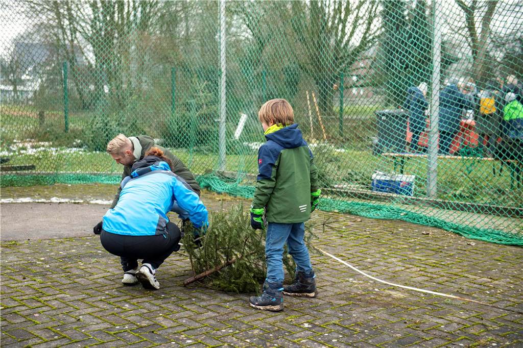 Zum ersten Mal fand in Sythen ein Wettbewerb im Weihnachtsbaum-Werfen statt. Das ist wahrlich nicht nur ein "Sport" für Männer - und für Teilnehmer und Zuschauer ein großer Spaß.