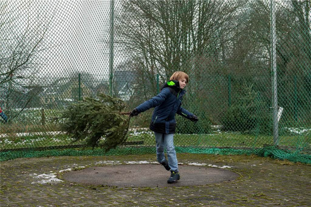 Zum ersten Mal fand in Sythen ein Wettbewerb im Weihnachtsbaum-Werfen statt. Das ist wahrlich nicht nur ein "Sport" für Männer - und für Teilnehmer und Zuschauer ein großer Spaß.