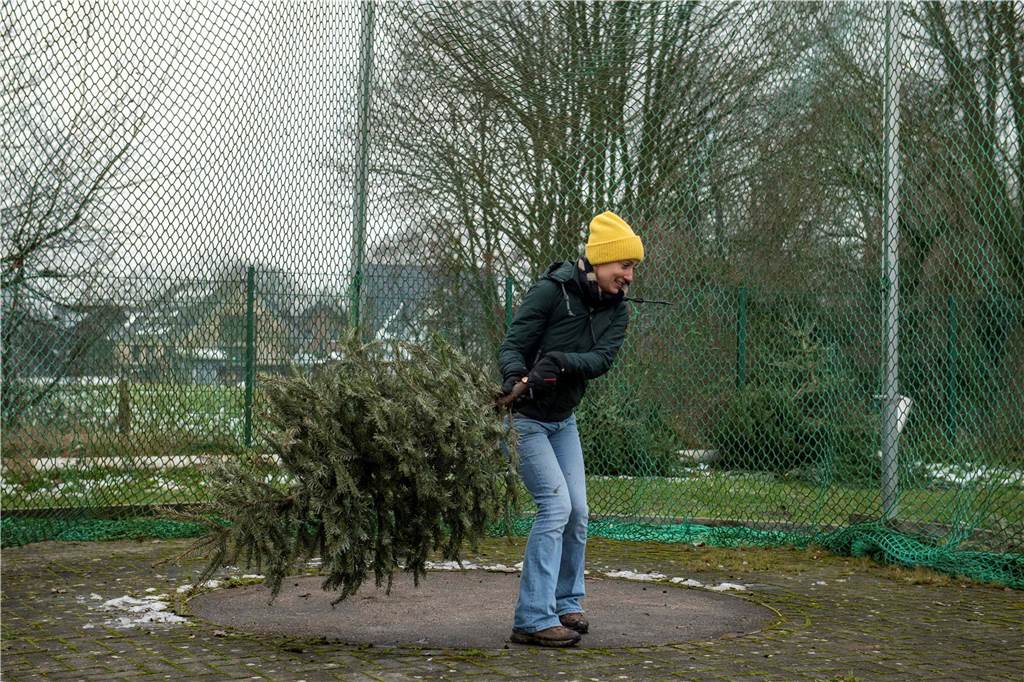 Zum ersten Mal fand in Sythen ein Wettbewerb im Weihnachtsbaum-Werfen statt. Das ist wahrlich nicht nur ein "Sport" für Männer - und für Teilnehmer und Zuschauer ein großer Spaß.