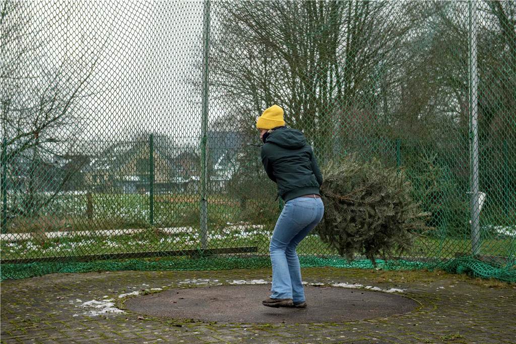 Zum ersten Mal fand in Sythen ein Wettbewerb im Weihnachtsbaum-Werfen statt. Das ist wahrlich nicht nur ein "Sport" für Männer - und für Teilnehmer und Zuschauer ein großer Spaß.