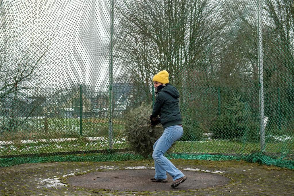 Zum ersten Mal fand in Sythen ein Wettbewerb im Weihnachtsbaum-Werfen statt. Das ist wahrlich nicht nur ein "Sport" für Männer - und für Teilnehmer und Zuschauer ein großer Spaß.