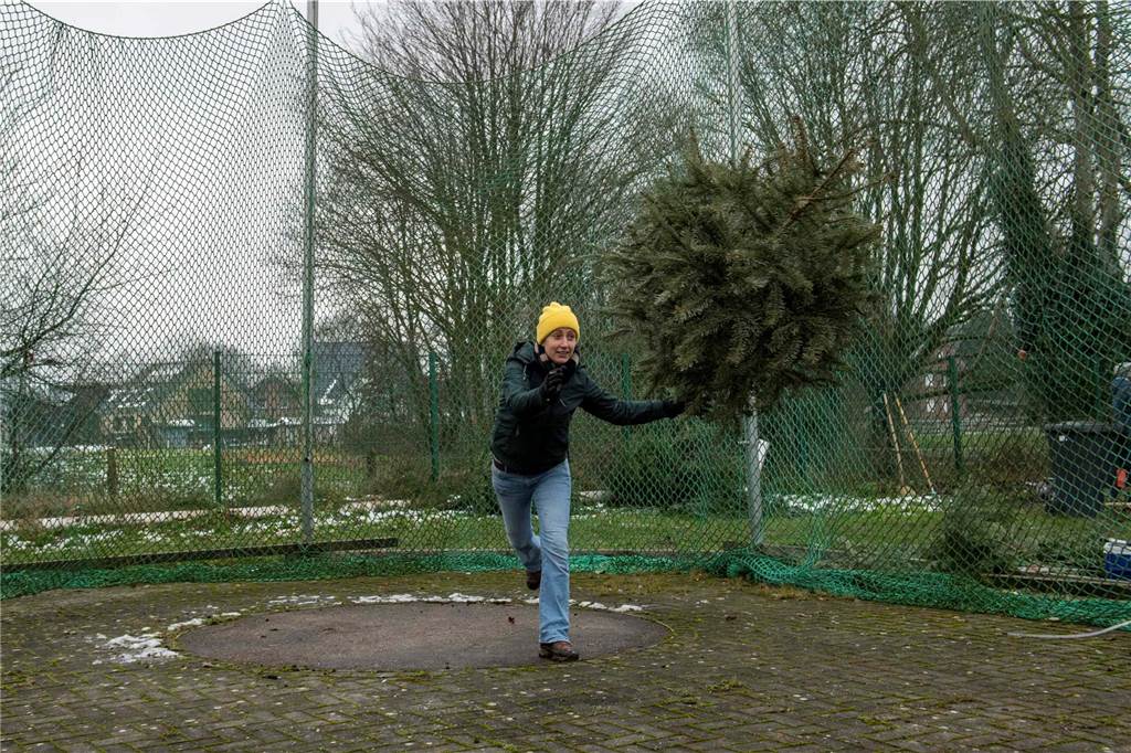 Zum ersten Mal fand in Sythen ein Wettbewerb im Weihnachtsbaum-Werfen statt. Das ist wahrlich nicht nur ein "Sport" für Männer - und für Teilnehmer und Zuschauer ein großer Spaß.