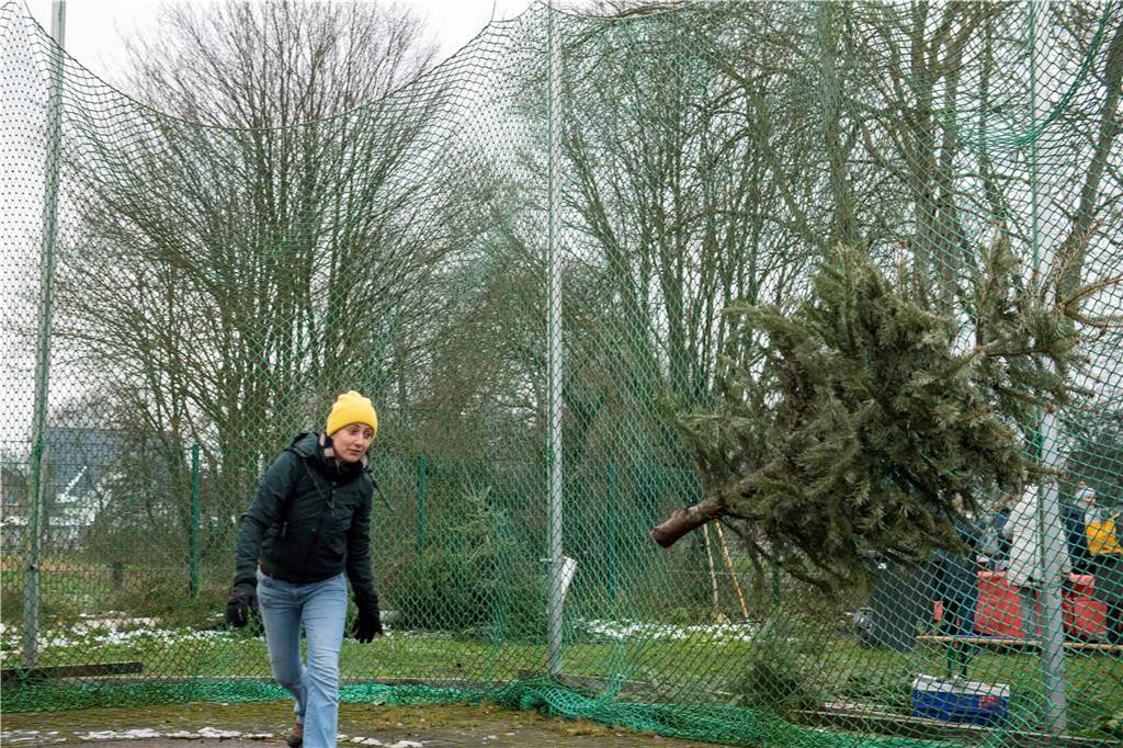 Zum ersten Mal fand in Sythen ein Wettbewerb im Weihnachtsbaum-Werfen statt. Das ist wahrlich nicht nur ein "Sport" für Männer - und für Teilnehmer und Zuschauer ein großer Spaß.