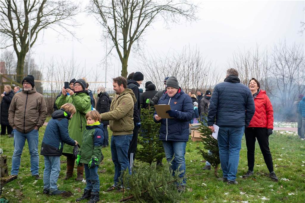 Zum ersten Mal fand in Sythen ein Wettbewerb im Weihnachtsbaum-Werfen statt. Das ist wahrlich nicht nur ein "Sport" für Männer - und für Teilnehmer und Zuschauer ein großer Spaß.