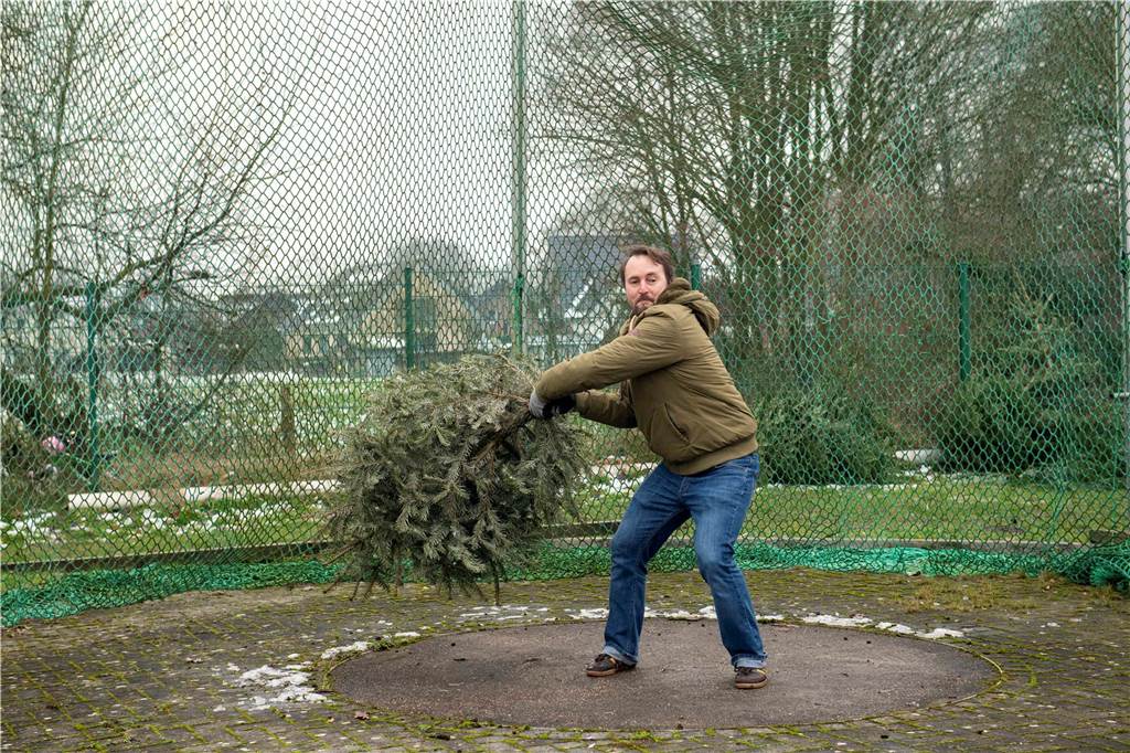 Zum ersten Mal fand in Sythen ein Wettbewerb im Weihnachtsbaum-Werfen statt. Das ist wahrlich nicht nur ein "Sport" für Männer - und für Teilnehmer und Zuschauer ein großer Spaß.
