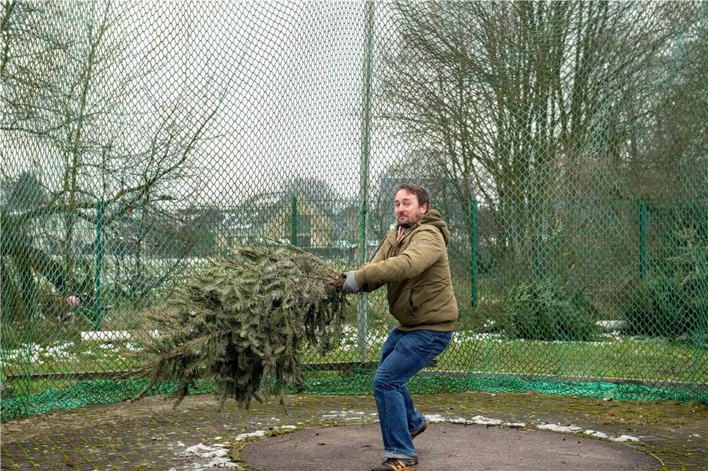Zum ersten Mal fand in Sythen ein Wettbewerb im Weihnachtsbaum-Werfen statt. Das ist wahrlich nicht nur ein "Sport" für Männer - und für Teilnehmer und Zuschauer ein großer Spaß.