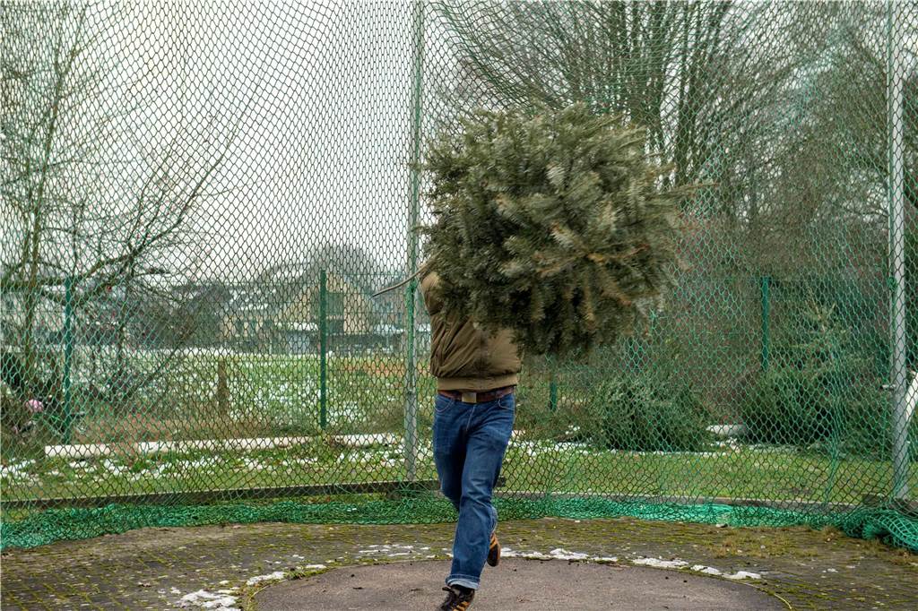 Zum ersten Mal fand in Sythen ein Wettbewerb im Weihnachtsbaum-Werfen statt. Das ist wahrlich nicht nur ein "Sport" für Männer - und für Teilnehmer und Zuschauer ein großer Spaß.