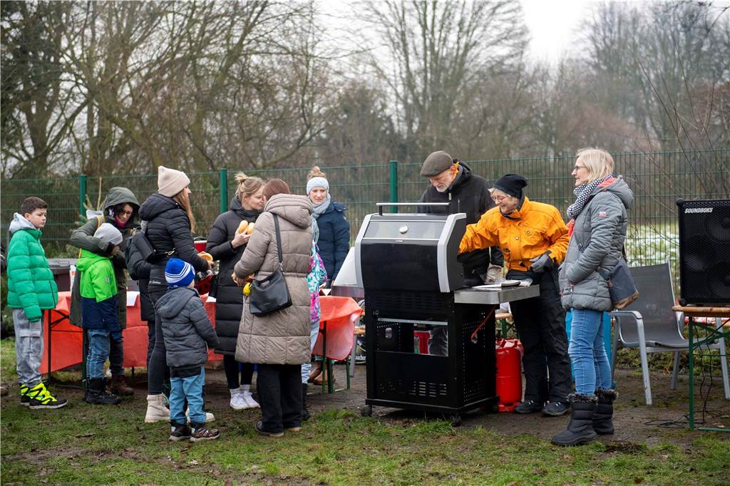 Zum ersten Mal fand in Sythen ein Wettbewerb im Weihnachtsbaum-Werfen statt. Das ist wahrlich nicht nur ein "Sport" für Männer - und für Teilnehmer und Zuschauer ein großer Spaß.