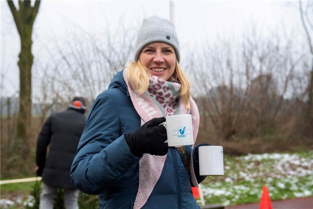 Zum ersten Mal fand in Sythen ein Wettbewerb im Weihnachtsbaum-Werfen statt. Das ist wahrlich nicht nur ein "Sport" für Männer - und für Teilnehmer und Zuschauer ein großer Spaß.