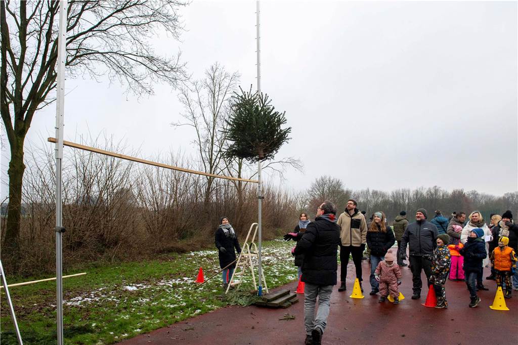 Zum ersten Mal fand in Sythen ein Wettbewerb im Weihnachtsbaum-Werfen statt. Das ist wahrlich nicht nur ein "Sport" für Männer - und für Teilnehmer und Zuschauer ein großer Spaß.