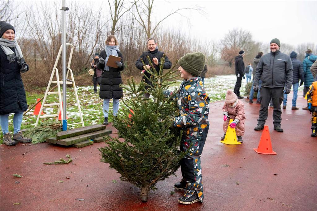 Zum ersten Mal fand in Sythen ein Wettbewerb im Weihnachtsbaum-Werfen statt. Das ist wahrlich nicht nur ein "Sport" für Männer - und für Teilnehmer und Zuschauer ein großer Spaß.