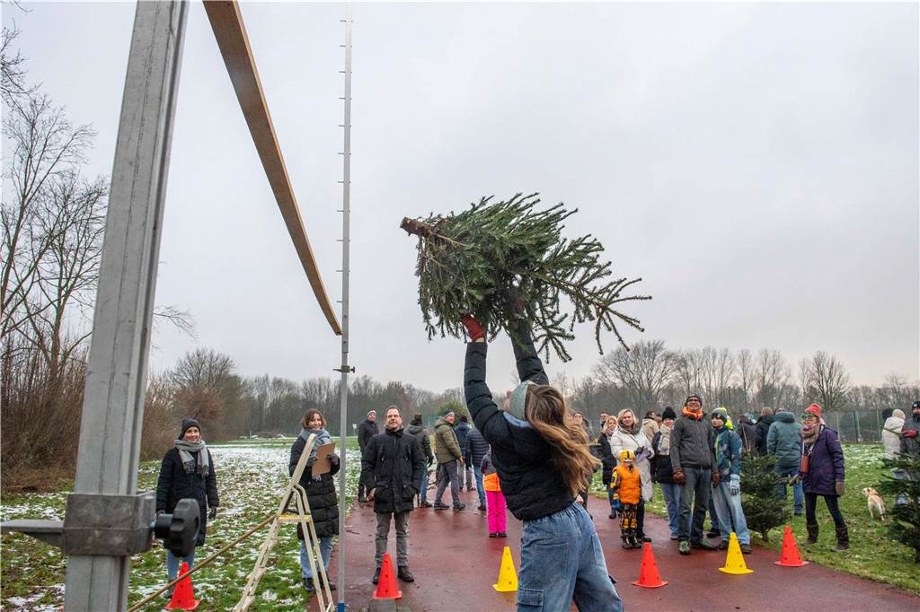 Zum ersten Mal fand in Sythen ein Wettbewerb im Weihnachtsbaum-Werfen statt. Das ist wahrlich nicht nur ein "Sport" für Männer - und für Teilnehmer und Zuschauer ein großer Spaß.