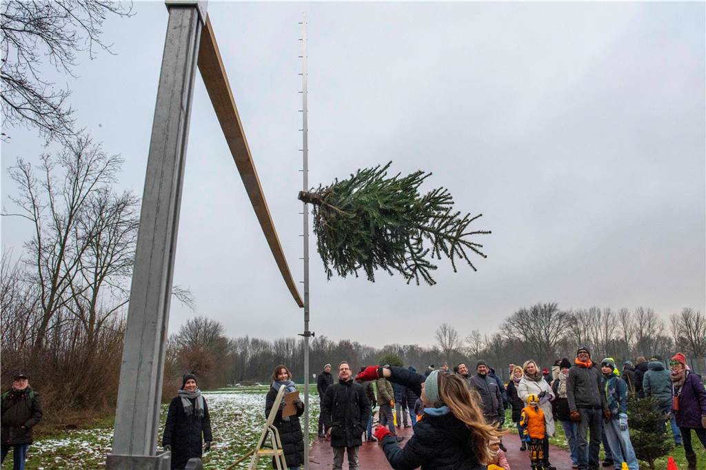 Zum ersten Mal fand in Sythen ein Wettbewerb im Weihnachtsbaum-Werfen statt. Das ist wahrlich nicht nur ein "Sport" für Männer - und für Teilnehmer und Zuschauer ein großer Spaß.