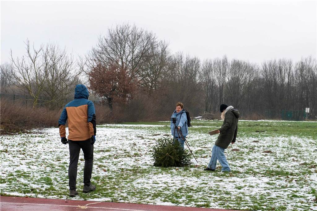 Zum ersten Mal fand in Sythen ein Wettbewerb im Weihnachtsbaum-Werfen statt. Das ist wahrlich nicht nur ein "Sport" für Männer - und für Teilnehmer und Zuschauer ein großer Spaß.