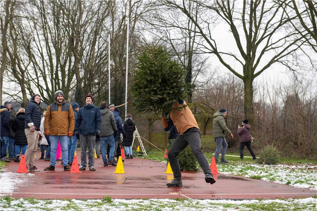 Zum ersten Mal fand in Sythen ein Wettbewerb im Weihnachtsbaum-Werfen statt. Das ist wahrlich nicht nur ein "Sport" für Männer - und für Teilnehmer und Zuschauer ein großer Spaß.