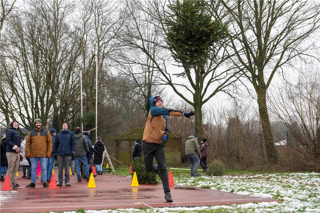 Zum ersten Mal fand in Sythen ein Wettbewerb im Weihnachtsbaum-Werfen statt. Das ist wahrlich nicht nur ein "Sport" für Männer - und für Teilnehmer und Zuschauer ein großer Spaß.