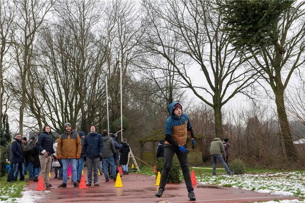 Zum ersten Mal fand in Sythen ein Wettbewerb im Weihnachtsbaum-Werfen statt. Das ist wahrlich nicht nur ein "Sport" für Männer - und für Teilnehmer und Zuschauer ein großer Spaß.
