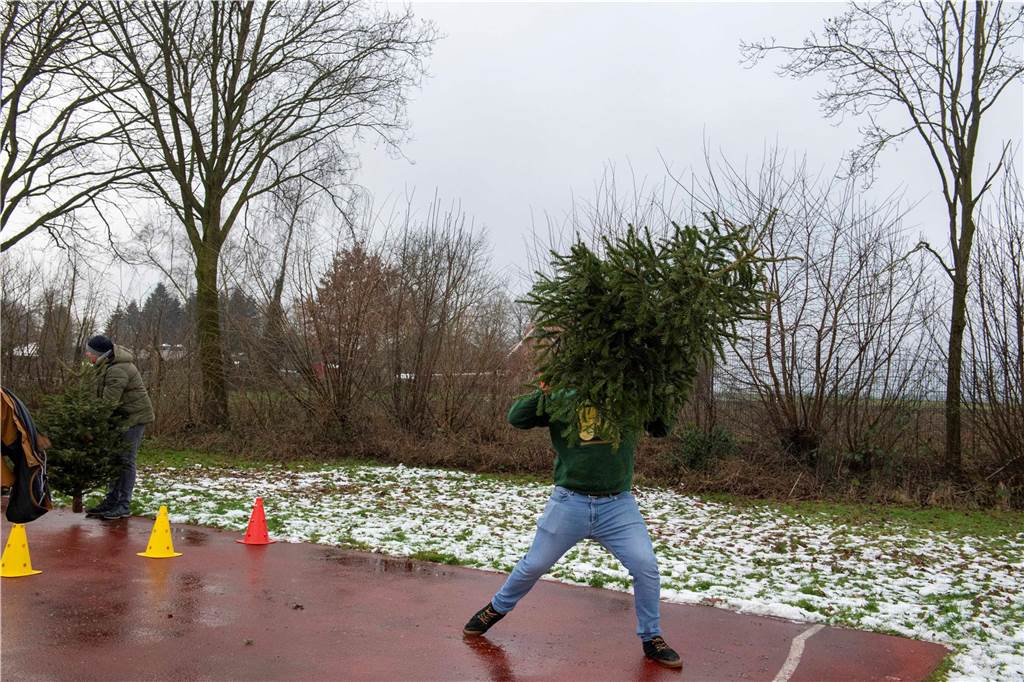 Zum ersten Mal fand in Sythen ein Wettbewerb im Weihnachtsbaum-Werfen statt. Das ist wahrlich nicht nur ein "Sport" für Männer - und für Teilnehmer und Zuschauer ein großer Spaß.