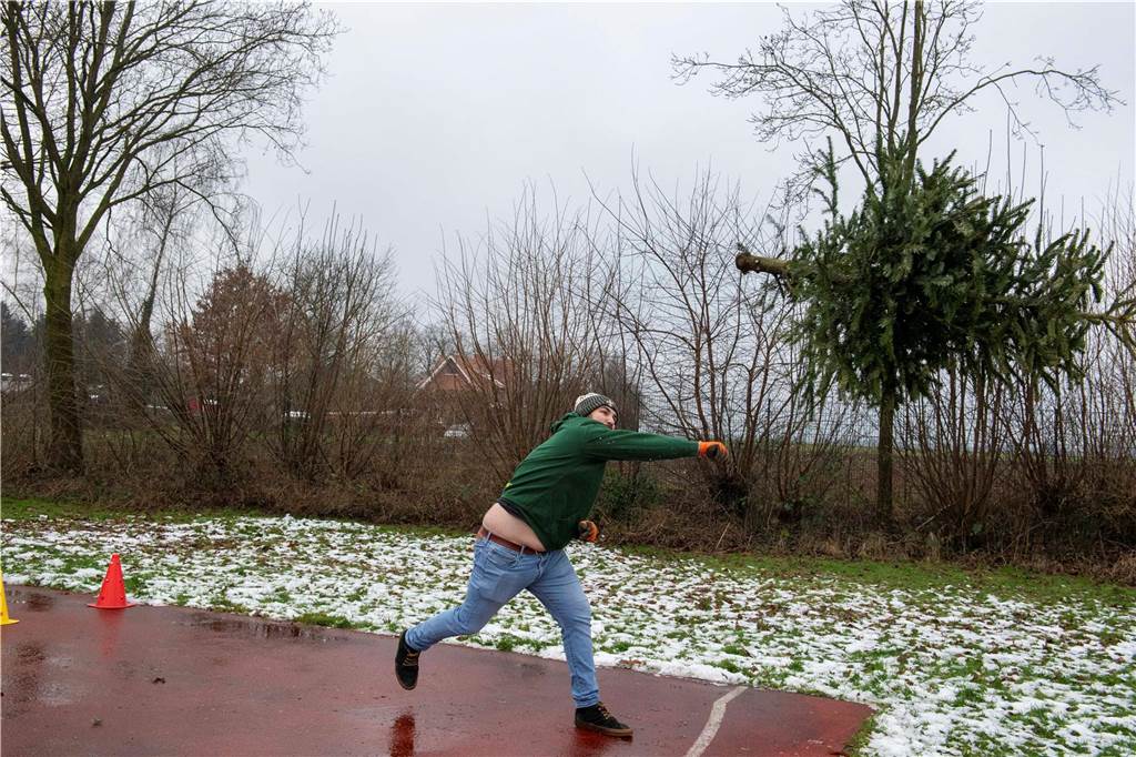Zum ersten Mal fand in Sythen ein Wettbewerb im Weihnachtsbaum-Werfen statt. Das ist wahrlich nicht nur ein "Sport" für Männer - und für Teilnehmer und Zuschauer ein großer Spaß.