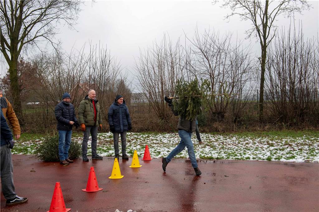 Zum ersten Mal fand in Sythen ein Wettbewerb im Weihnachtsbaum-Werfen statt. Das ist wahrlich nicht nur ein "Sport" für Männer - und für Teilnehmer und Zuschauer ein großer Spaß.