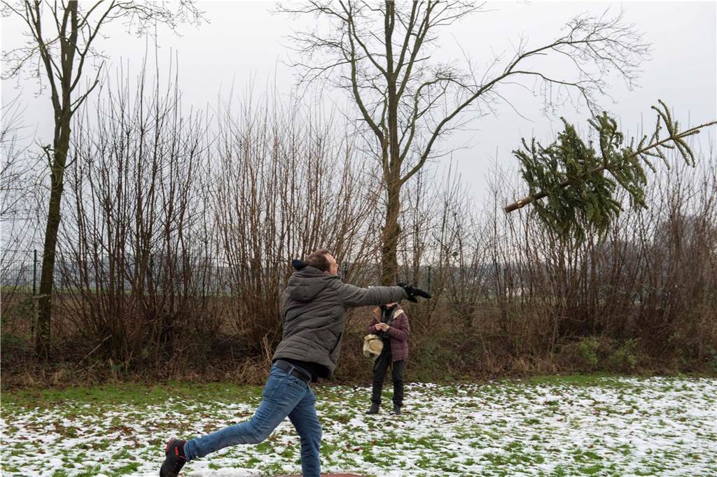 Zum ersten Mal fand in Sythen ein Wettbewerb im Weihnachtsbaum-Werfen statt. Das ist wahrlich nicht nur ein "Sport" für Männer - und für Teilnehmer und Zuschauer ein großer Spaß.