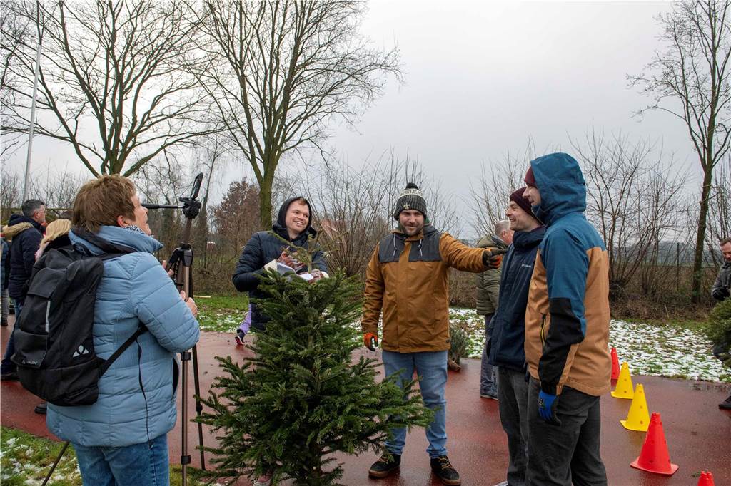 Zum ersten Mal fand in Sythen ein Wettbewerb im Weihnachtsbaum-Werfen statt. Das ist wahrlich nicht nur ein "Sport" für Männer - und für Teilnehmer und Zuschauer ein großer Spaß.