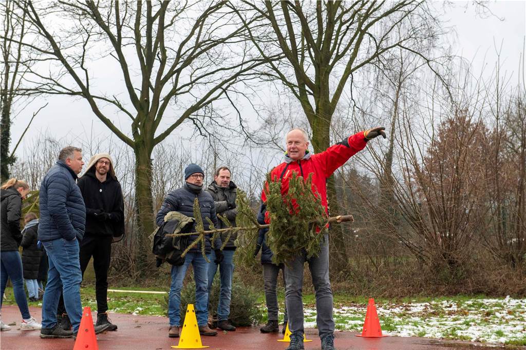 Zum ersten Mal fand in Sythen ein Wettbewerb im Weihnachtsbaum-Werfen statt. Das ist wahrlich nicht nur ein "Sport" für Männer - und für Teilnehmer und Zuschauer ein großer Spaß.