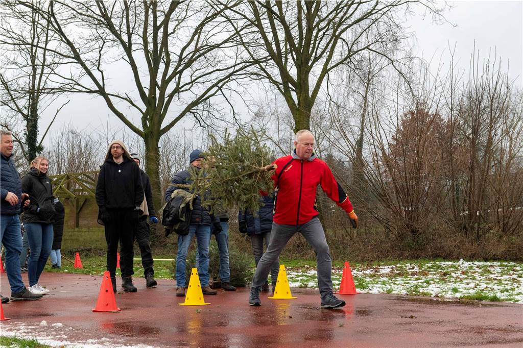 Zum ersten Mal fand in Sythen ein Wettbewerb im Weihnachtsbaum-Werfen statt. Das ist wahrlich nicht nur ein "Sport" für Männer - und für Teilnehmer und Zuschauer ein großer Spaß.