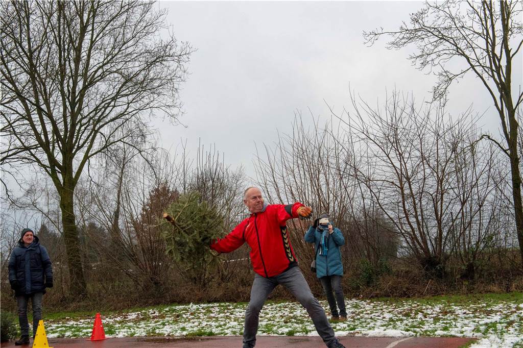 Zum ersten Mal fand in Sythen ein Wettbewerb im Weihnachtsbaum-Werfen statt. Das ist wahrlich nicht nur ein "Sport" für Männer - und für Teilnehmer und Zuschauer ein großer Spaß.