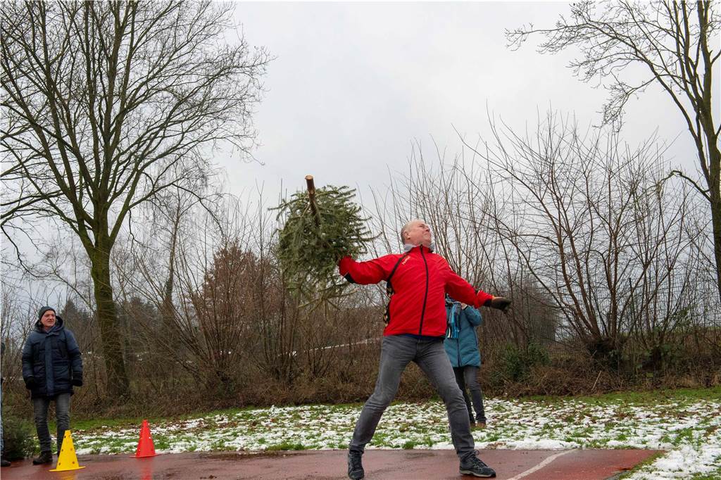 Zum ersten Mal fand in Sythen ein Wettbewerb im Weihnachtsbaum-Werfen statt. Das ist wahrlich nicht nur ein "Sport" für Männer - und für Teilnehmer und Zuschauer ein großer Spaß.