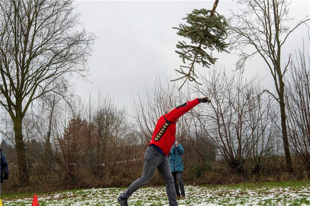 Zum ersten Mal fand in Sythen ein Wettbewerb im Weihnachtsbaum-Werfen statt. Das ist wahrlich nicht nur ein "Sport" für Männer - und für Teilnehmer und Zuschauer ein großer Spaß.