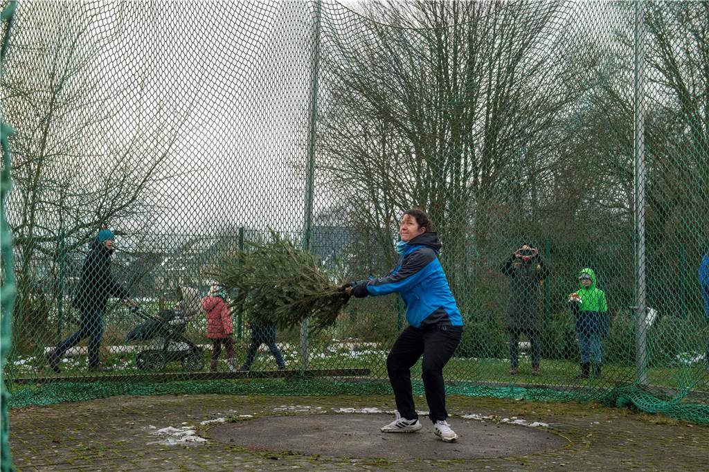 Zum ersten Mal fand in Sythen ein Wettbewerb im Weihnachtsbaum-Werfen statt. Das ist wahrlich nicht nur ein "Sport" für Männer - und für Teilnehmer und Zuschauer ein großer Spaß.