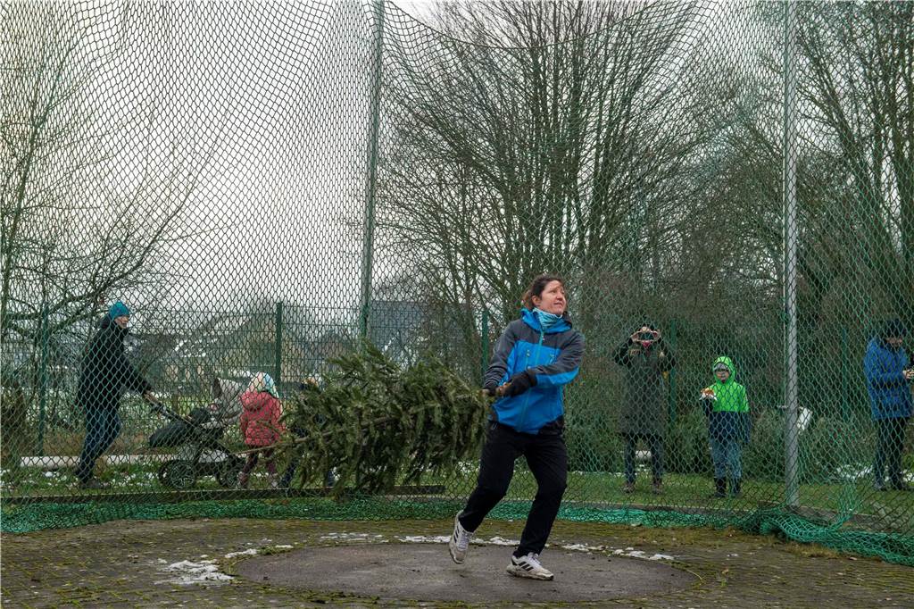 Zum ersten Mal fand in Sythen ein Wettbewerb im Weihnachtsbaum-Werfen statt. Das ist wahrlich nicht nur ein "Sport" für Männer - und für Teilnehmer und Zuschauer ein großer Spaß.