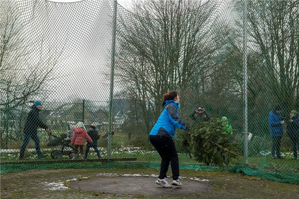 Zum ersten Mal fand in Sythen ein Wettbewerb im Weihnachtsbaum-Werfen statt. Das ist wahrlich nicht nur ein "Sport" für Männer - und für Teilnehmer und Zuschauer ein großer Spaß.