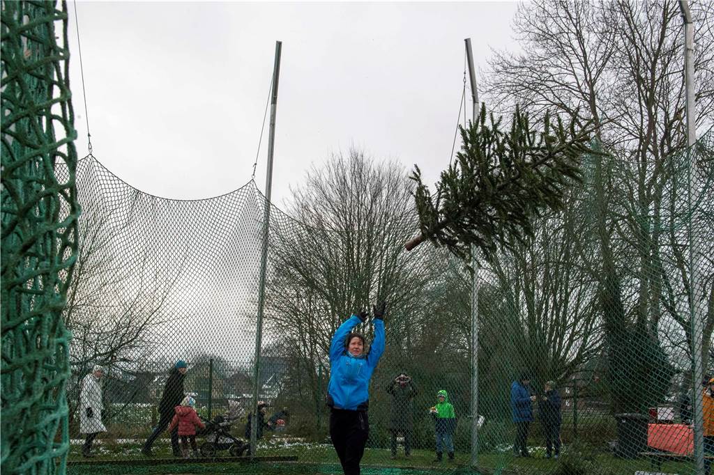 Zum ersten Mal fand in Sythen ein Wettbewerb im Weihnachtsbaum-Werfen statt. Das ist wahrlich nicht nur ein "Sport" für Männer - und für Teilnehmer und Zuschauer ein großer Spaß.