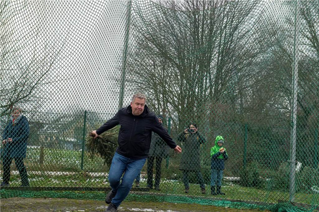 Zum ersten Mal fand in Sythen ein Wettbewerb im Weihnachtsbaum-Werfen statt. Das ist wahrlich nicht nur ein "Sport" für Männer - und für Teilnehmer und Zuschauer ein großer Spaß.