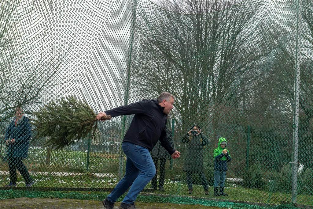 Zum ersten Mal fand in Sythen ein Wettbewerb im Weihnachtsbaum-Werfen statt. Das ist wahrlich nicht nur ein "Sport" für Männer - und für Teilnehmer und Zuschauer ein großer Spaß.