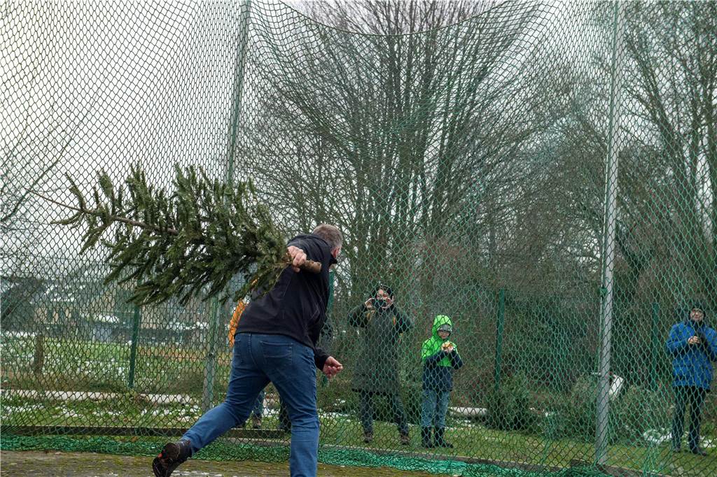 Zum ersten Mal fand in Sythen ein Wettbewerb im Weihnachtsbaum-Werfen statt. Das ist wahrlich nicht nur ein "Sport" für Männer - und für Teilnehmer und Zuschauer ein großer Spaß.