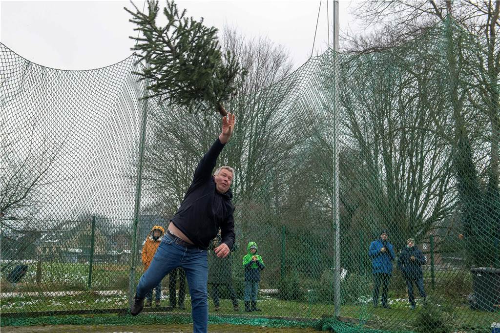 Zum ersten Mal fand in Sythen ein Wettbewerb im Weihnachtsbaum-Werfen statt. Das ist wahrlich nicht nur ein "Sport" für Männer - und für Teilnehmer und Zuschauer ein großer Spaß.