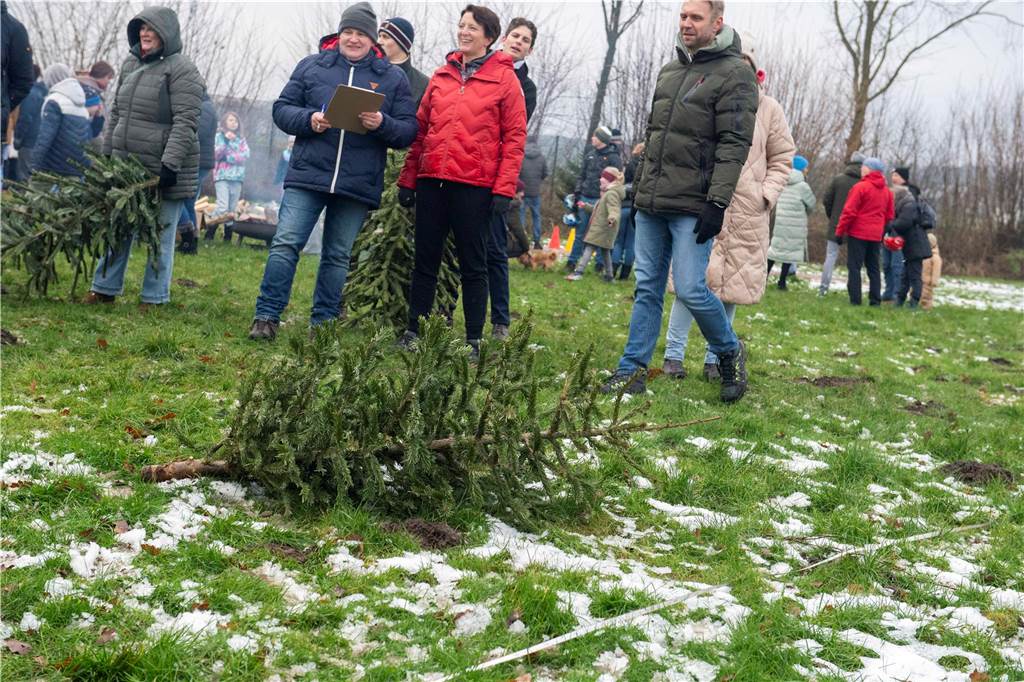 Zum ersten Mal fand in Sythen ein Wettbewerb im Weihnachtsbaum-Werfen statt. Das ist wahrlich nicht nur ein "Sport" für Männer - und für Teilnehmer und Zuschauer ein großer Spaß.