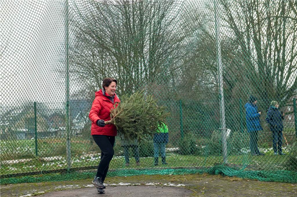 Zum ersten Mal fand in Sythen ein Wettbewerb im Weihnachtsbaum-Werfen statt. Das ist wahrlich nicht nur ein "Sport" für Männer - und für Teilnehmer und Zuschauer ein großer Spaß.