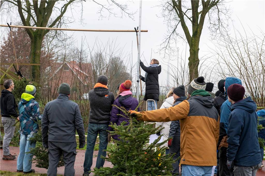 Zum ersten Mal fand in Sythen ein Wettbewerb im Weihnachtsbaum-Werfen statt. Das ist wahrlich nicht nur ein "Sport" für Männer - und für Teilnehmer und Zuschauer ein großer Spaß.