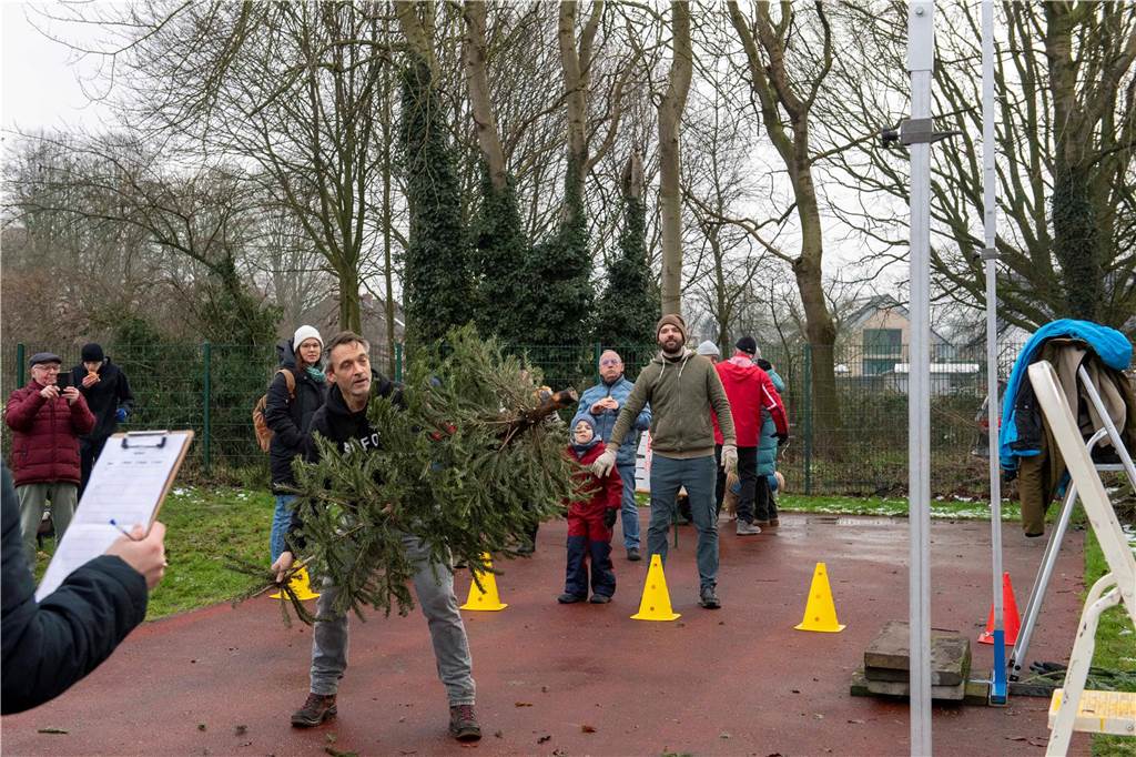 Zum ersten Mal fand in Sythen ein Wettbewerb im Weihnachtsbaum-Werfen statt. Das ist wahrlich nicht nur ein "Sport" für Männer - und für Teilnehmer und Zuschauer ein großer Spaß.