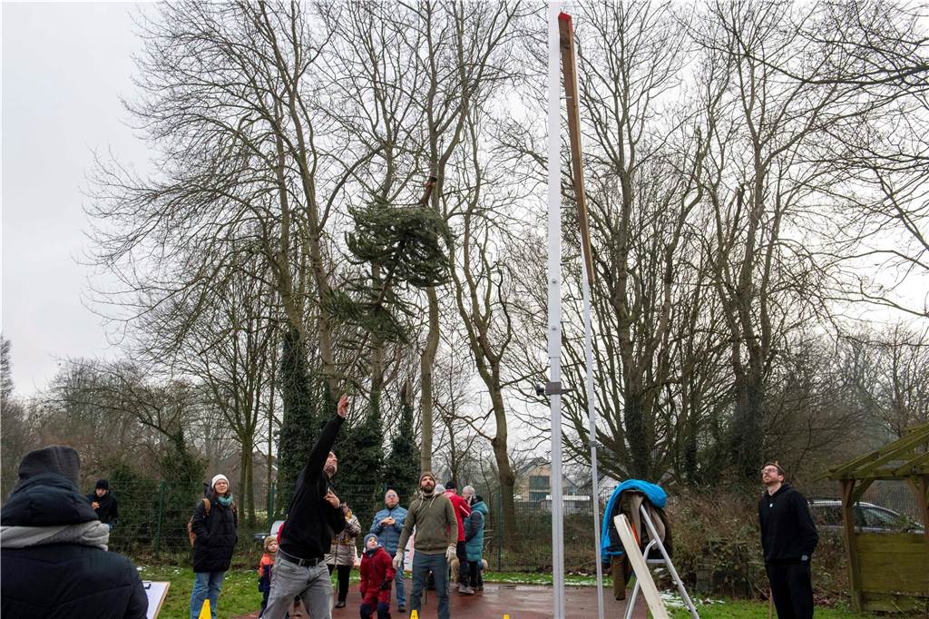 Zum ersten Mal fand in Sythen ein Wettbewerb im Weihnachtsbaum-Werfen statt. Das ist wahrlich nicht nur ein "Sport" für Männer - und für Teilnehmer und Zuschauer ein großer Spaß.