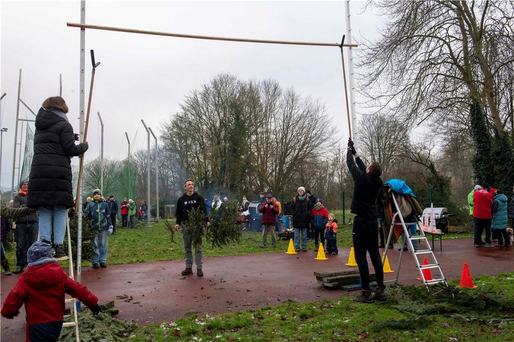 Zum ersten Mal fand in Sythen ein Wettbewerb im Weihnachtsbaum-Werfen statt. Das ist wahrlich nicht nur ein "Sport" für Männer - und für Teilnehmer und Zuschauer ein großer Spaß.