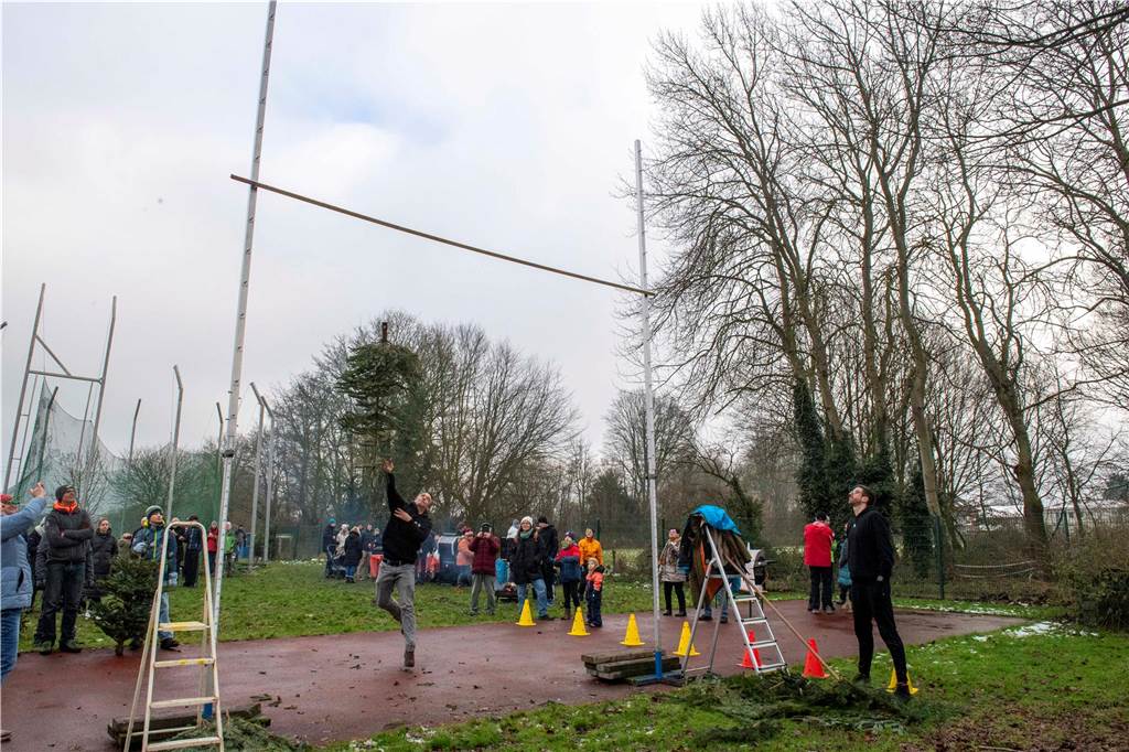 Zum ersten Mal fand in Sythen ein Wettbewerb im Weihnachtsbaum-Werfen statt. Das ist wahrlich nicht nur ein "Sport" für Männer - und für Teilnehmer und Zuschauer ein großer Spaß.